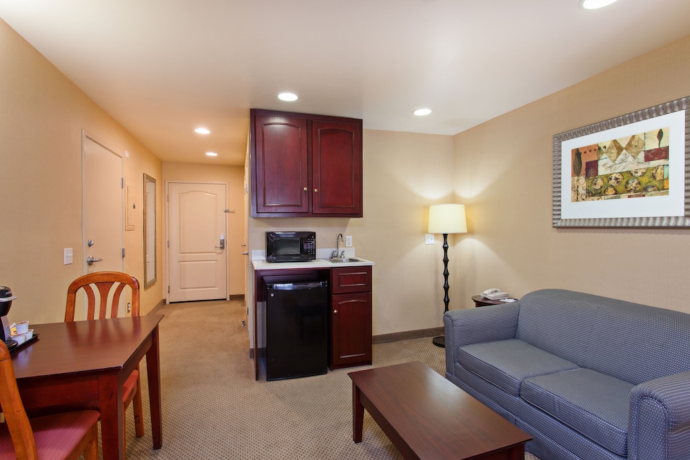 Suite, 2 Queen Beds - Photo 6