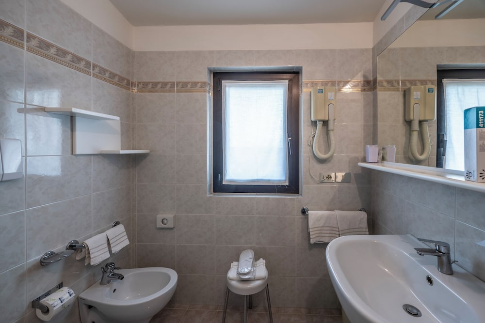 Double or Twin Room, Balcony, Partial Lake View - Photo 6