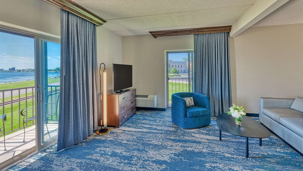 Deluxe Room, 1 King Bed with Sofa bed, Balcony, River View photo 3