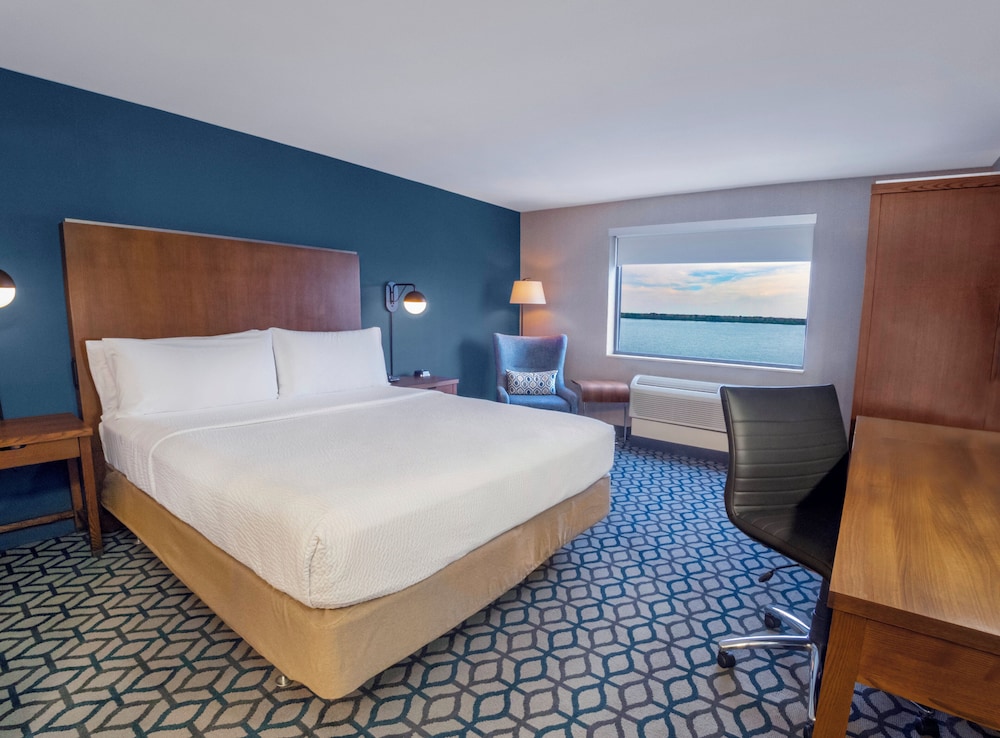 Standard Room, 1 King Bed, River View - Photo 4