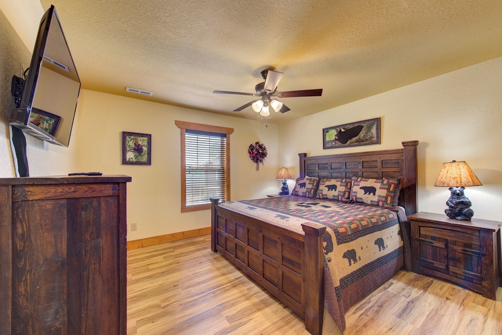 House, Multiple Beds, Hot Tub, Garden View (Running Bear)