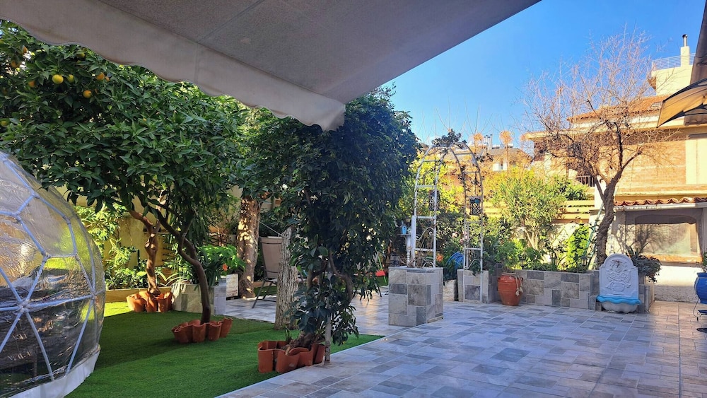 Relax in Elliniko Hidden Gem-vintage Bungalow With Garden and Hot Tub in an Iglo, Billede 13