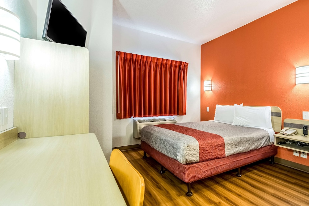 Premium Room, 1 Queen Bed, Non Smoking, Refrigerator & Microwave