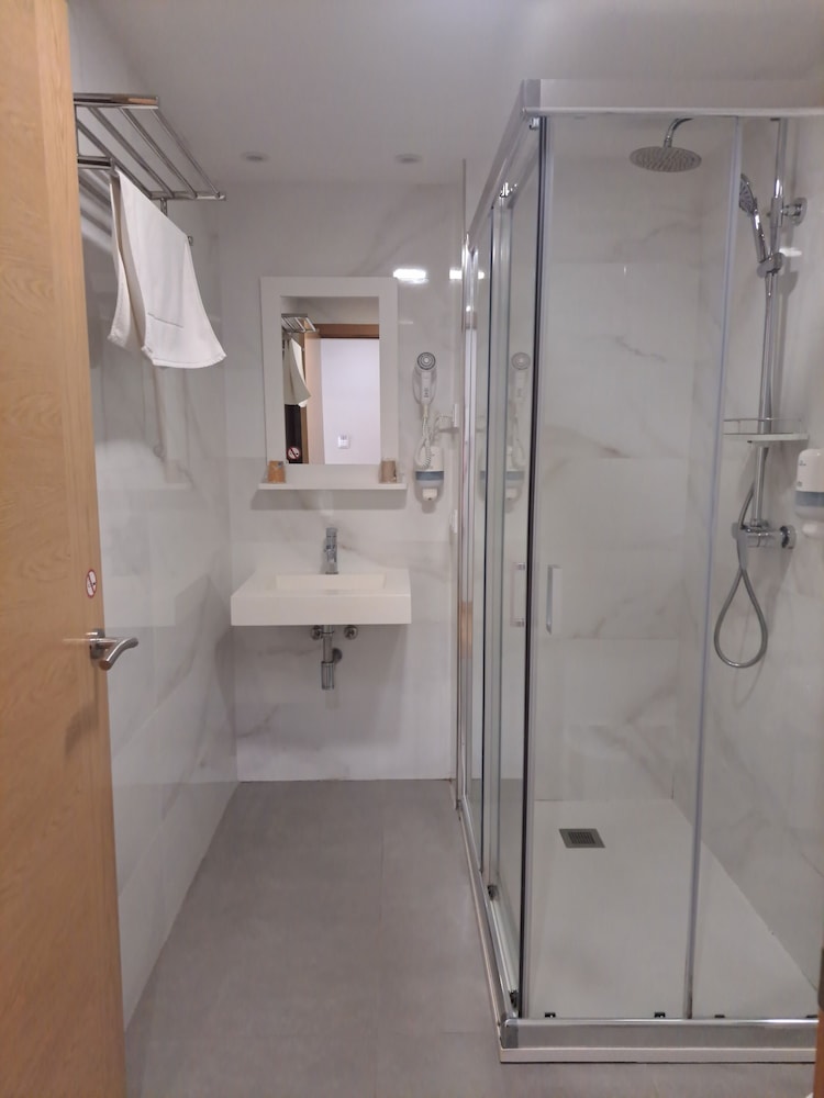 Deluxe Twin Room, Private Bathroom - Photo 8