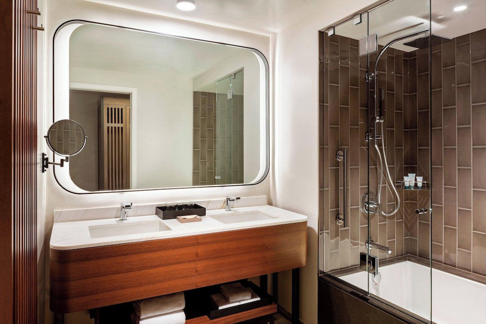 Room, 2 Queen Beds, Non Smoking, Balcony (Mobility Accessible, Tub, Oceanfront) thumbnail 6