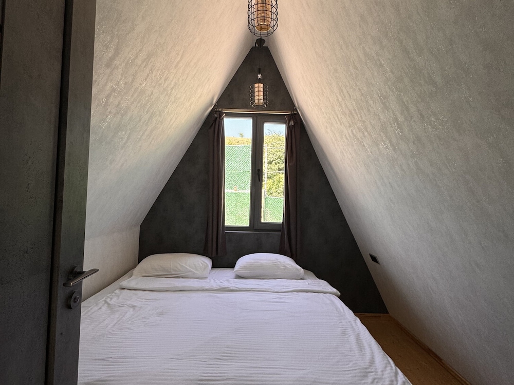 Comfort Room, Balcony, Mountain View photo 1