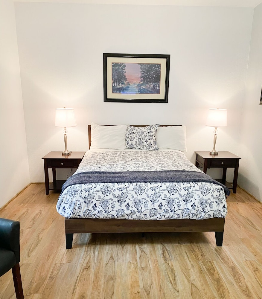 Executive Room - 1 King Bed and Futon Couch photo 1