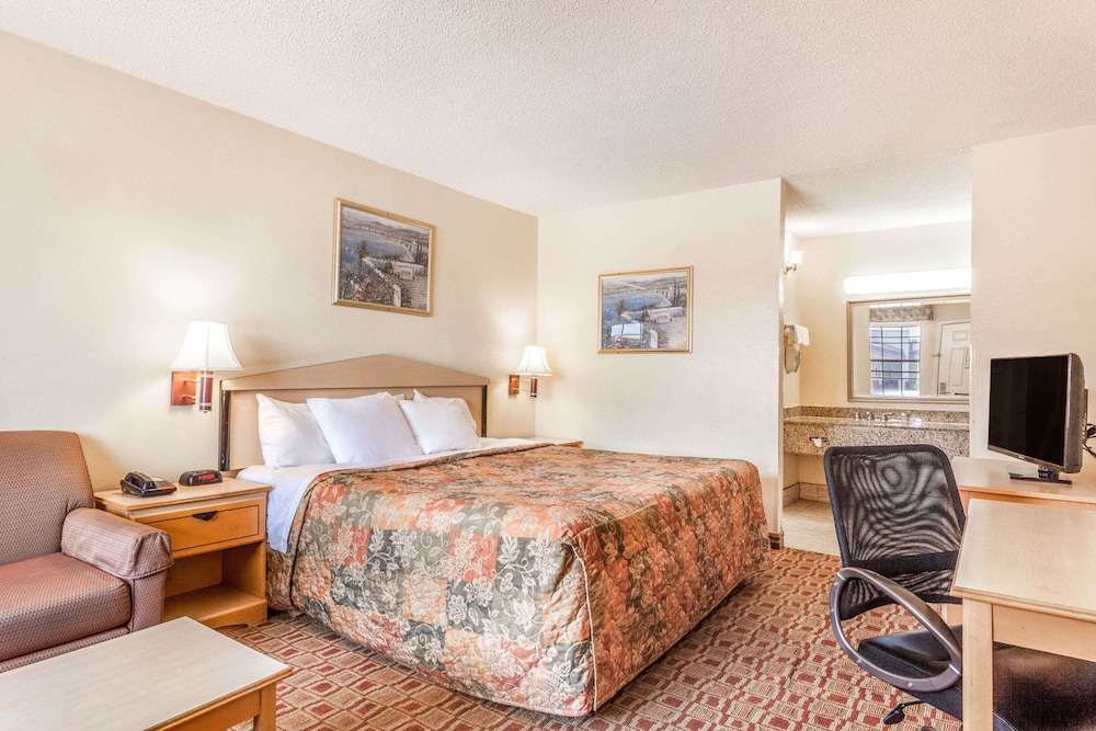 Suite, 1 King Bed, Smoking, Hot Tub photo 1