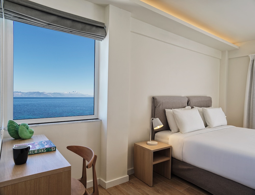 Deluxe Room, Partial Sea View photo 1