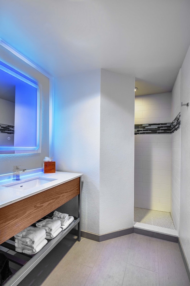 Standard Room, 2 Queen Beds, Lake View - Photo 6