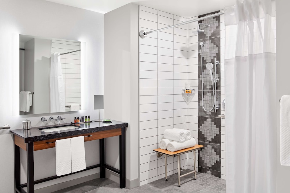 Room, 1 King Bed, Accessible (Roll-In Shower) - Photo 7