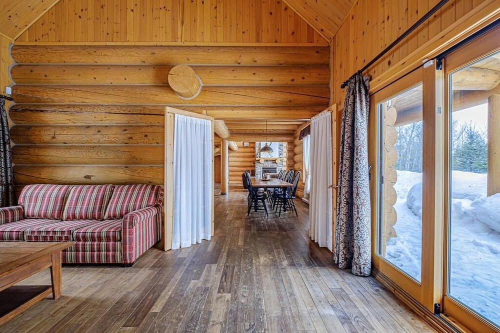 Executive Plus 89 - Luxurious log Home With Private hot tub Pool Sauna and Close to Activities, Photo 3