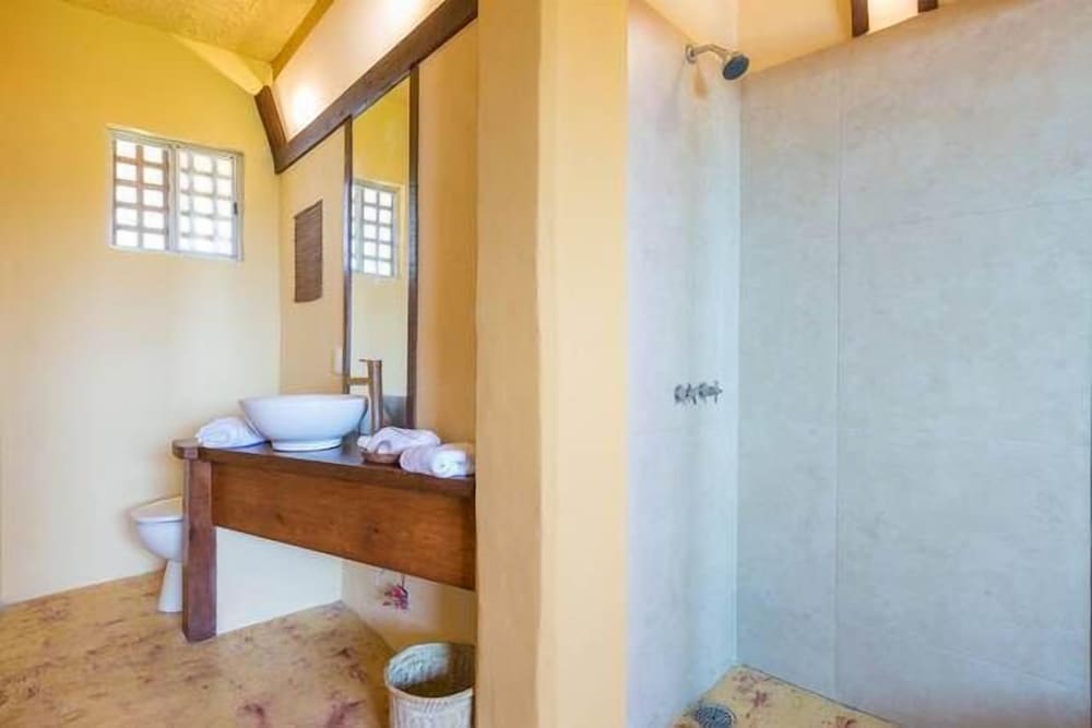 Suite, 1 King Bed, Partial Sea View photo 3