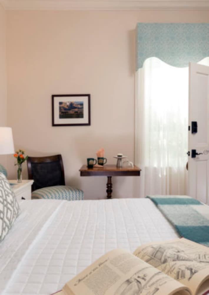 Traditional Suite, 1 Queen Bed, Private Bathroom photo 2
