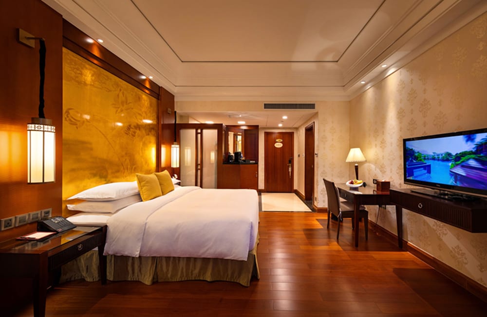 Lake View Deluxe King Bed Room - Photo 3