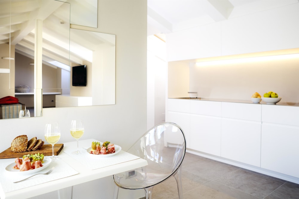 Design Suite, 1 King Bed, Non Smoking, Balcony - Photo 4