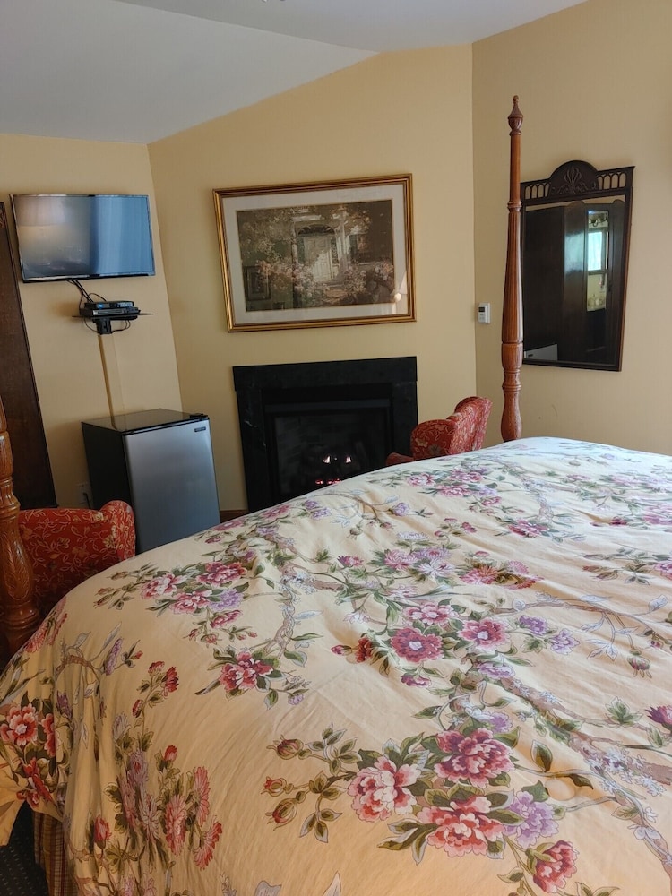 Room, Private Bathroom (Bridal Veil Falls) (Only Kids Ages 12+ and only service animals Allowed)