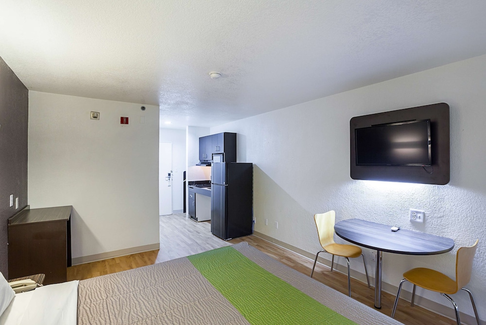 Standard Room, 1 King Bed, Non Smoking photo 3