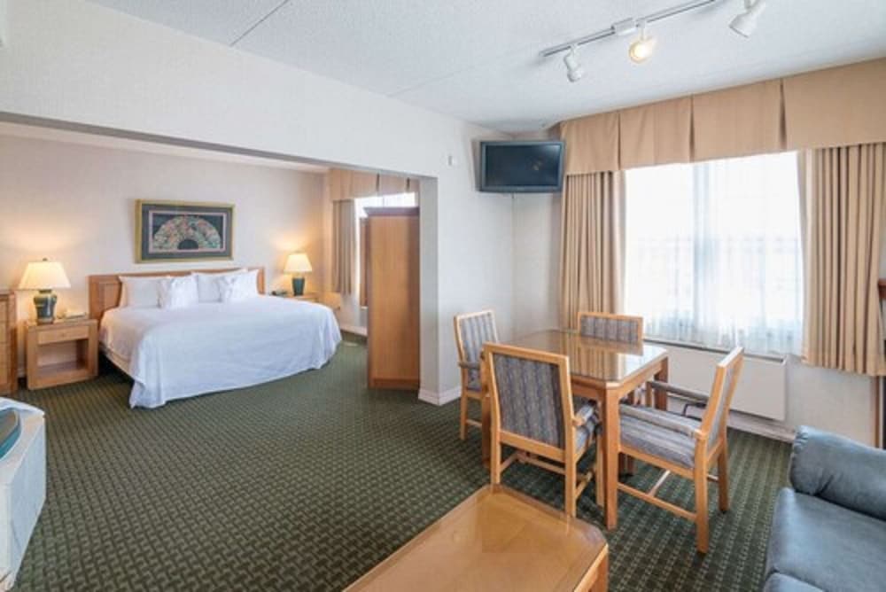 Luxury Suite, 1 King Bed, Non Smoking photo 3