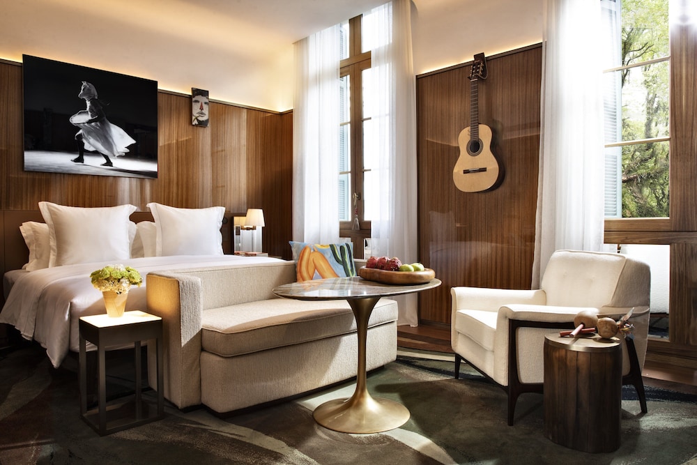 Premier Room, 1 King Bed - Photo 1