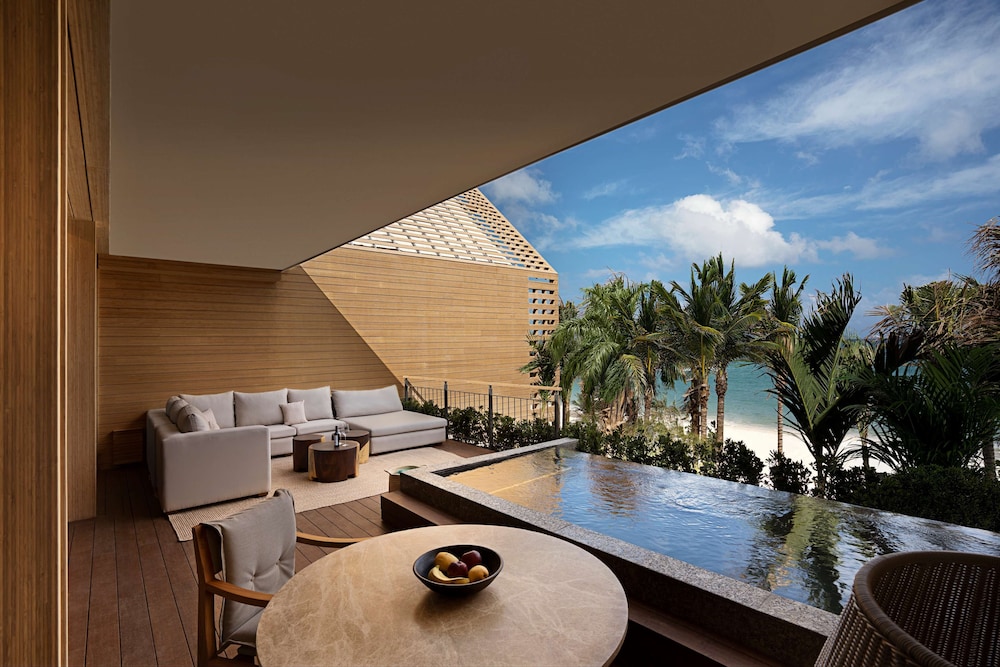 Oceanfront Veranda Pool Suite - King