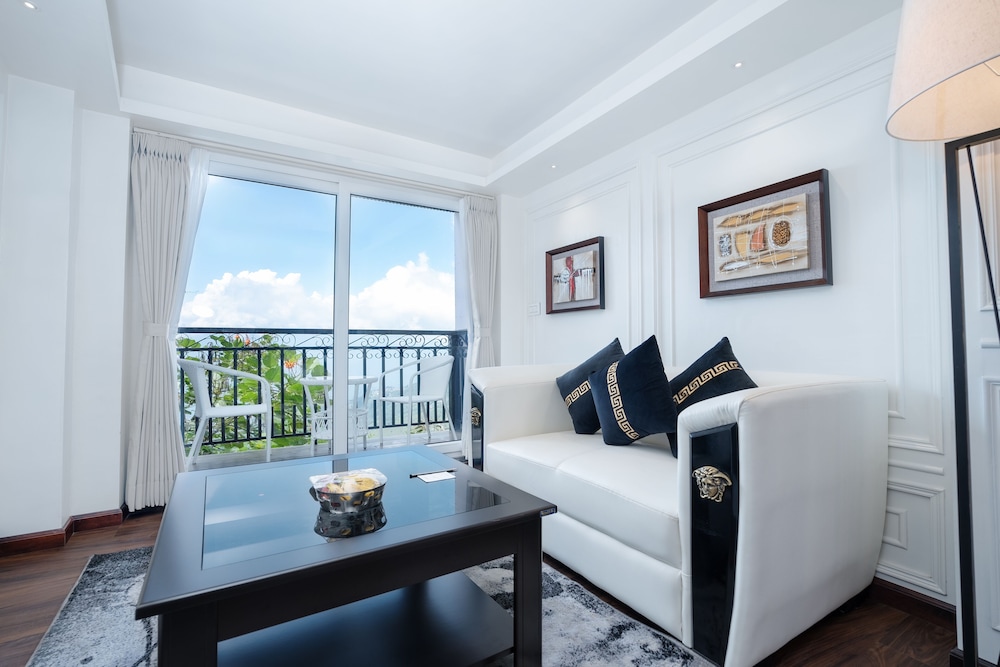 Premium View Room with Balcony & Bathtub - Photo 5