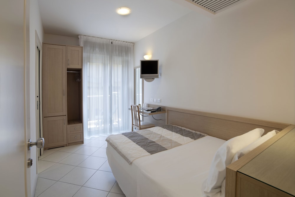 Standard Single Room, Balcony, Garden View