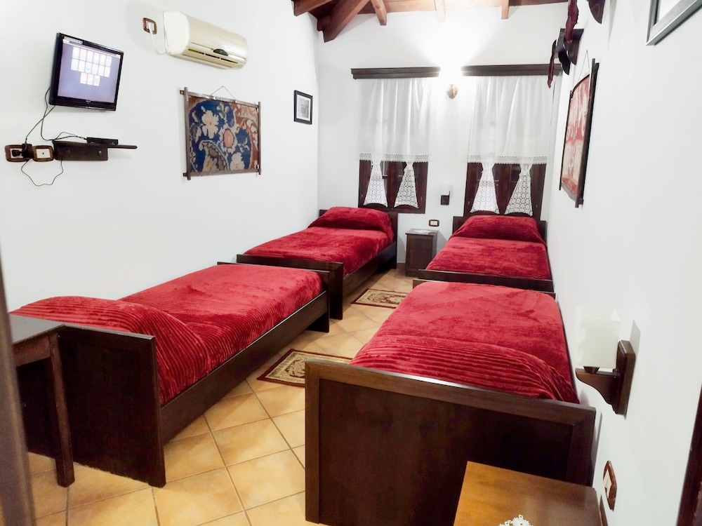 Traditional Quadruple Room, Private Bathroom