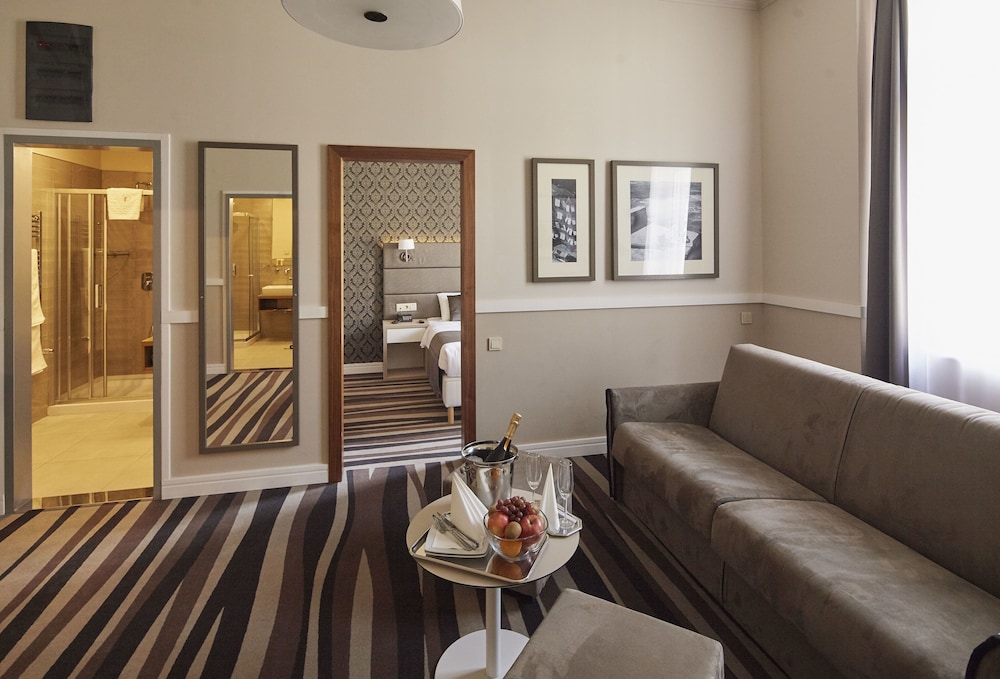 Suite, 2 Bedrooms, City View - Photo 7