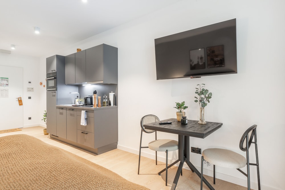 Suite M with Terrace - Photo 9