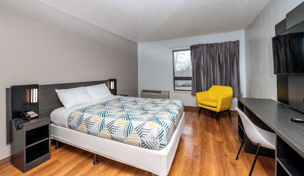 Deluxe Room, 1 King Bed, Non Smoking, Refrigerator & Microwave