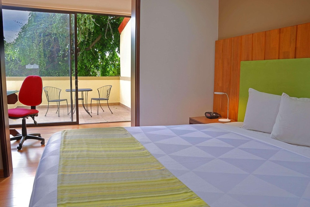 Room, 1 King Bed, Non Smoking - Photo 10