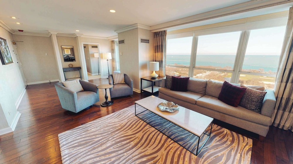 Suite, 1 King Bed thumbnail 5
