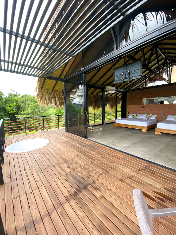 Superior Chalet, 2 Queen Beds, Hot Tub, Mountain View photo 2