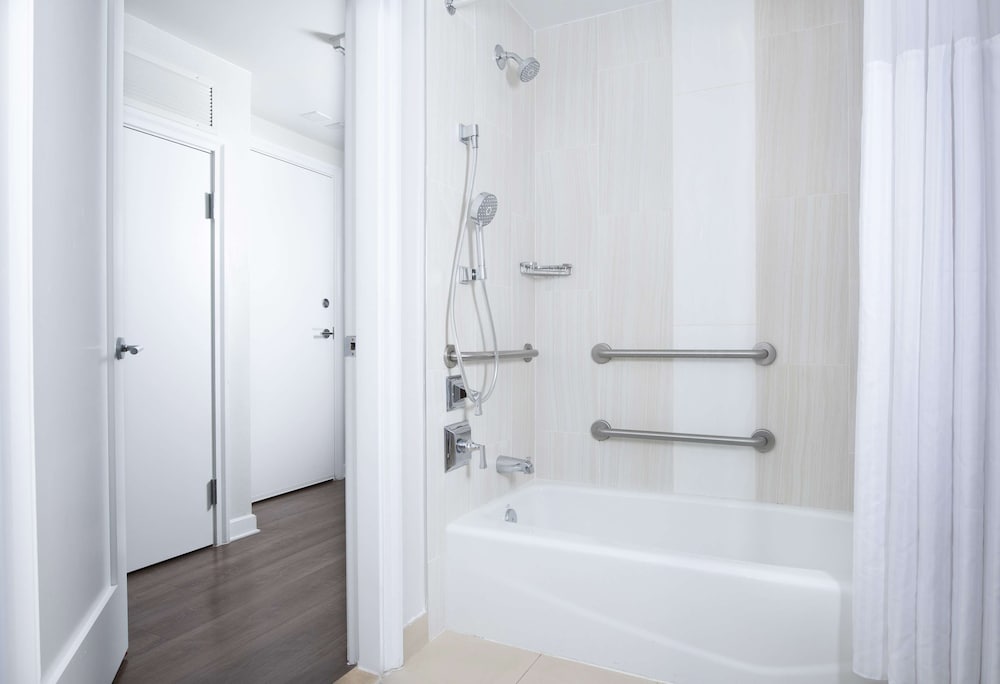 Studio, 1 King Bed, Accessible, Bathtub (Hearing) thumbnail 5