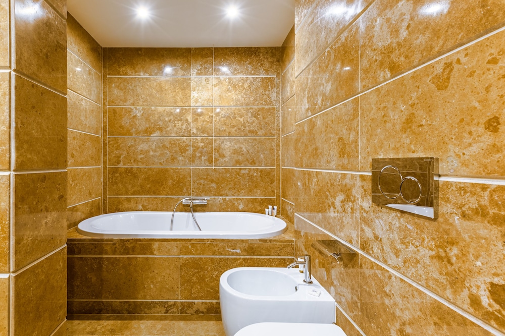 Executive Double Room thumbnail 5
