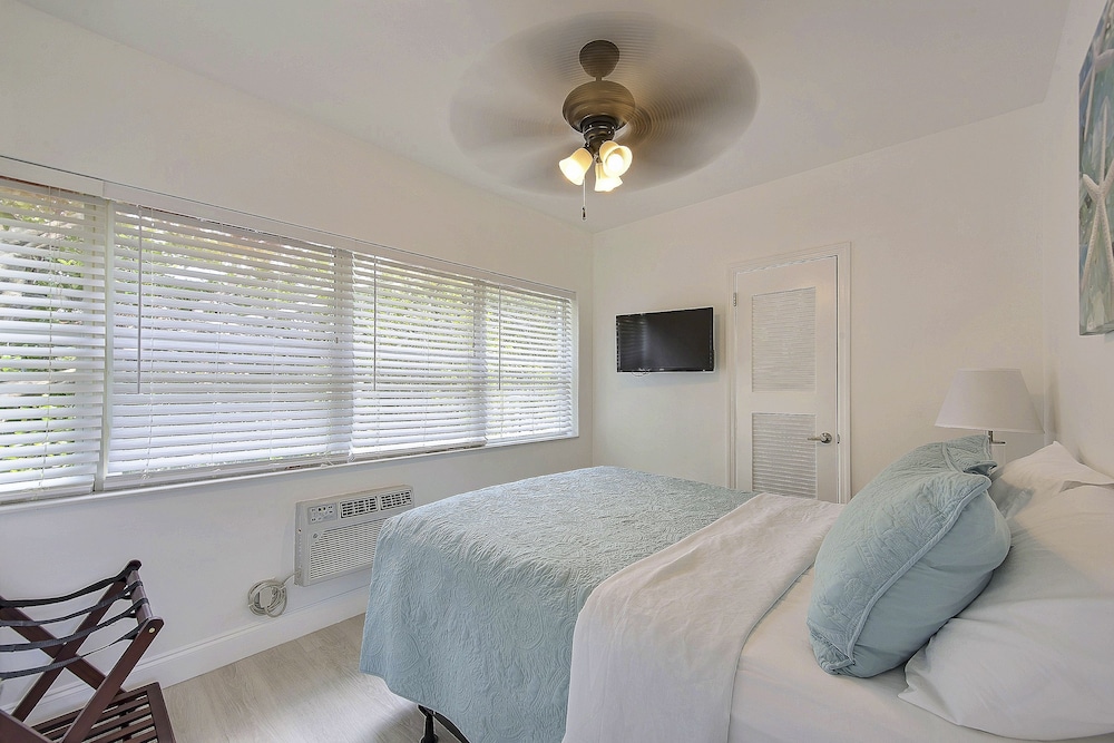 Junior Suite, 1 Queen Bed, Kitchen - Photo 1