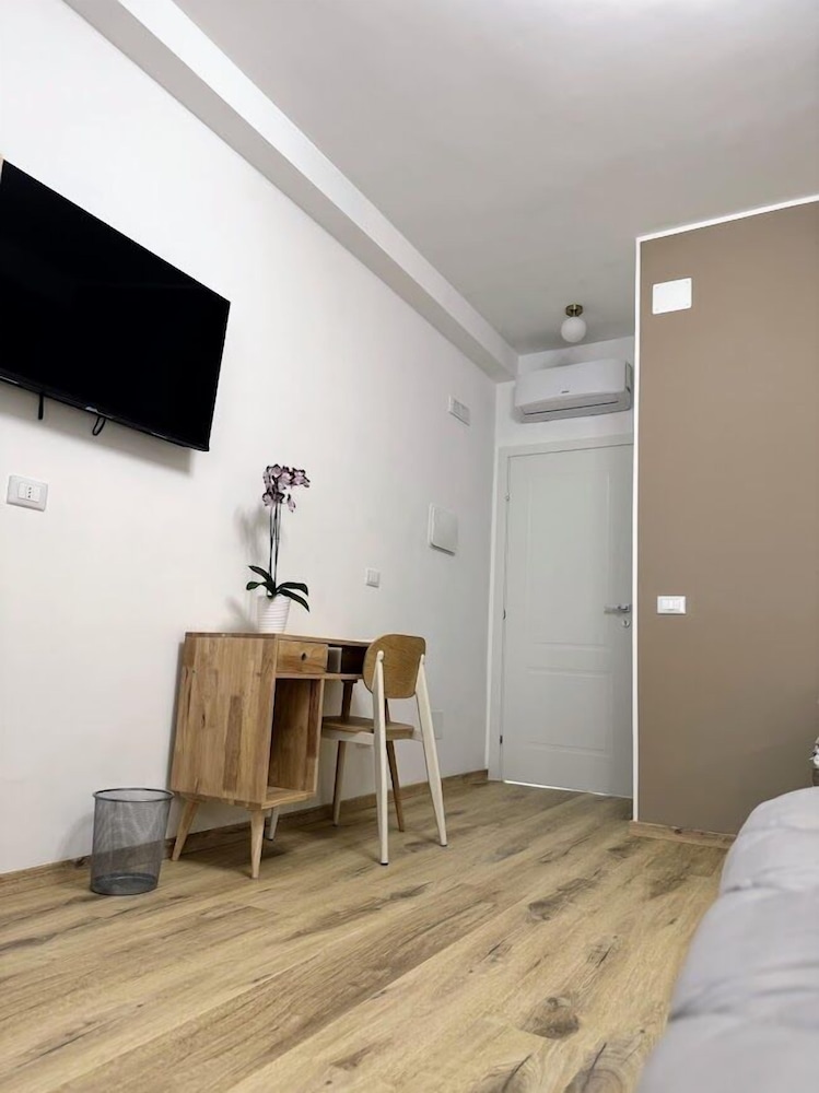 Deluxe Triple Room, Courtyard View photo 3