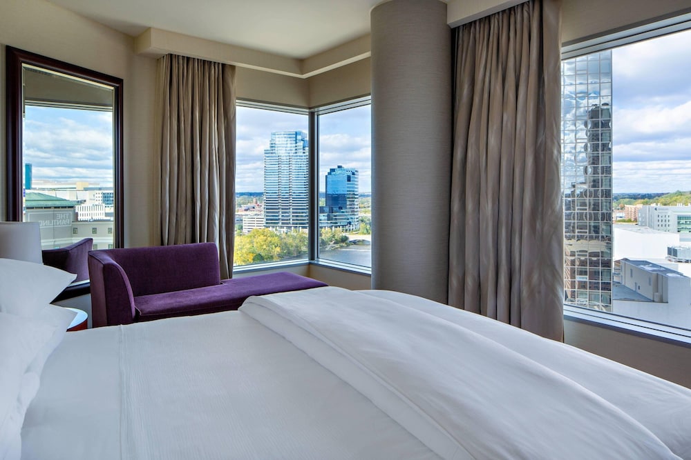 Grand Room, 1 King Bed, River View - Photo 1