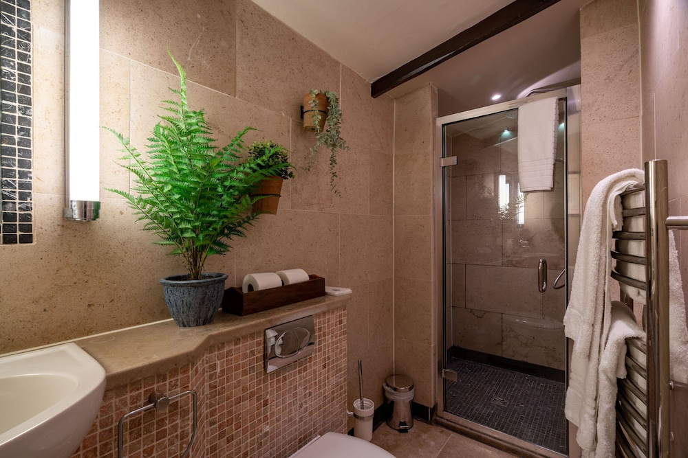 Superior Double Room, Ensuite (Kingfisher) photo 3