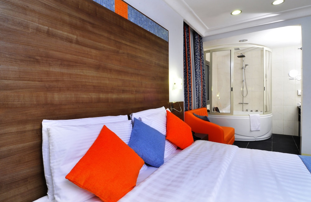 Romantic Room, Ensuite photo 1