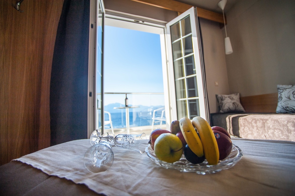 Suite, Sea View