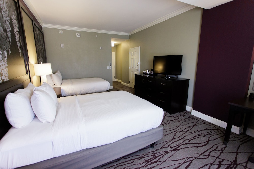 Room, 2 Queen Beds, City View - Photo 4