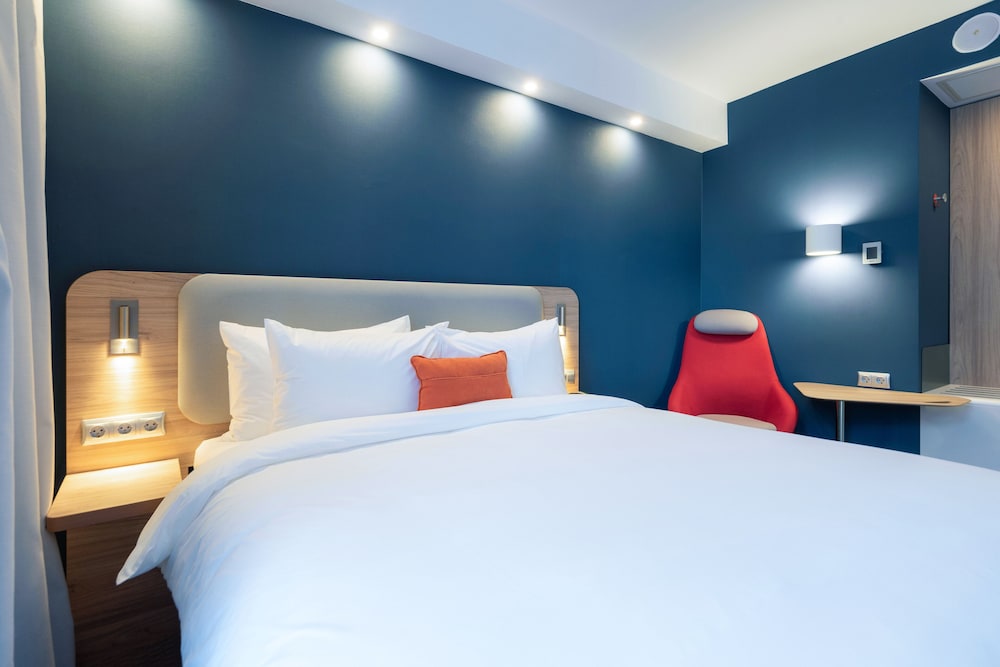 Standard Room, 1 Queen Bed (Free Breakfast) - Photo 2