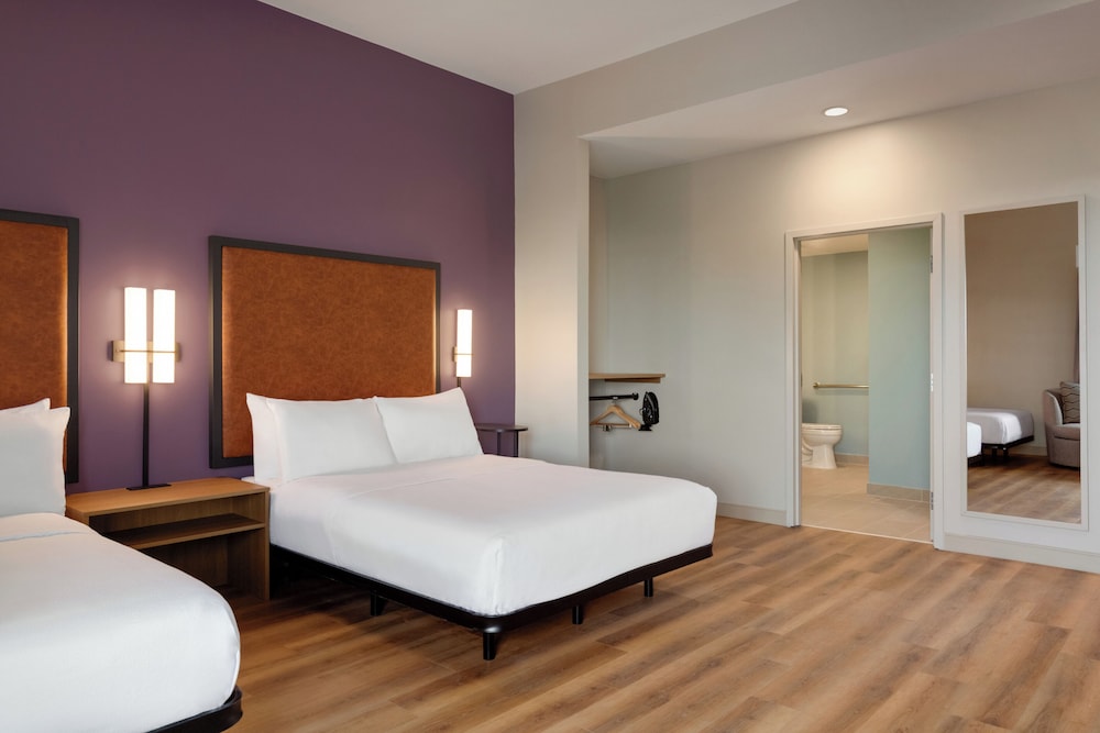 Studio, 2 Queen Beds, Accessible (Mobility, Roll-In Shower) photo 3