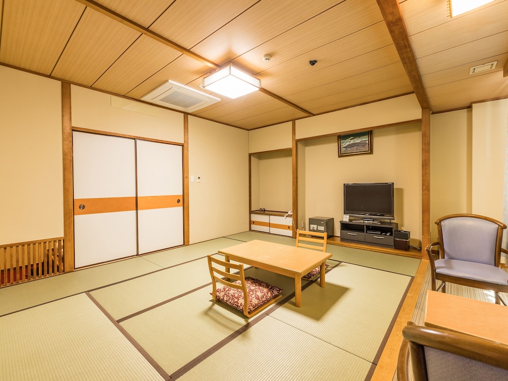 Japanese Room With Shared Washroom- Quintuple photo 3