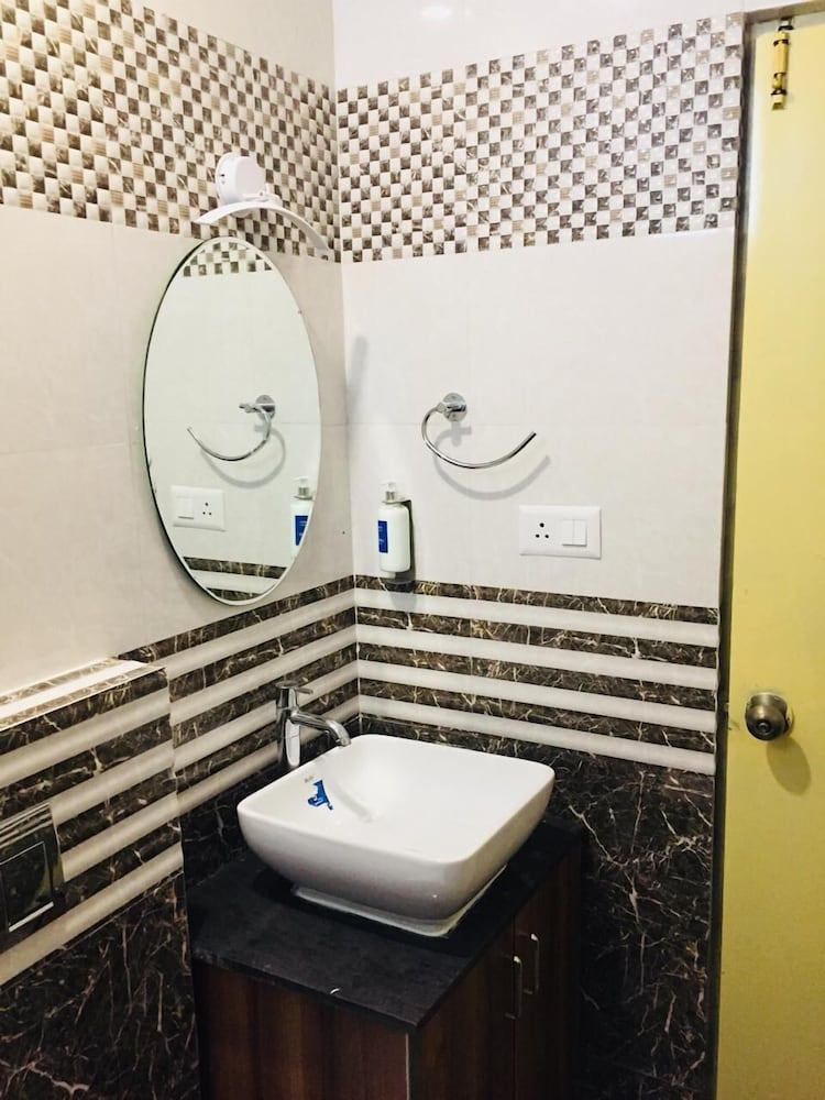 Standard Double Room - Photo 12