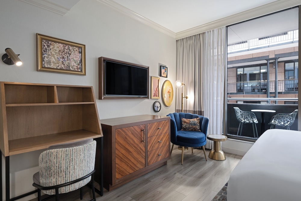Premium Room, 1 King Bed - Photo 4