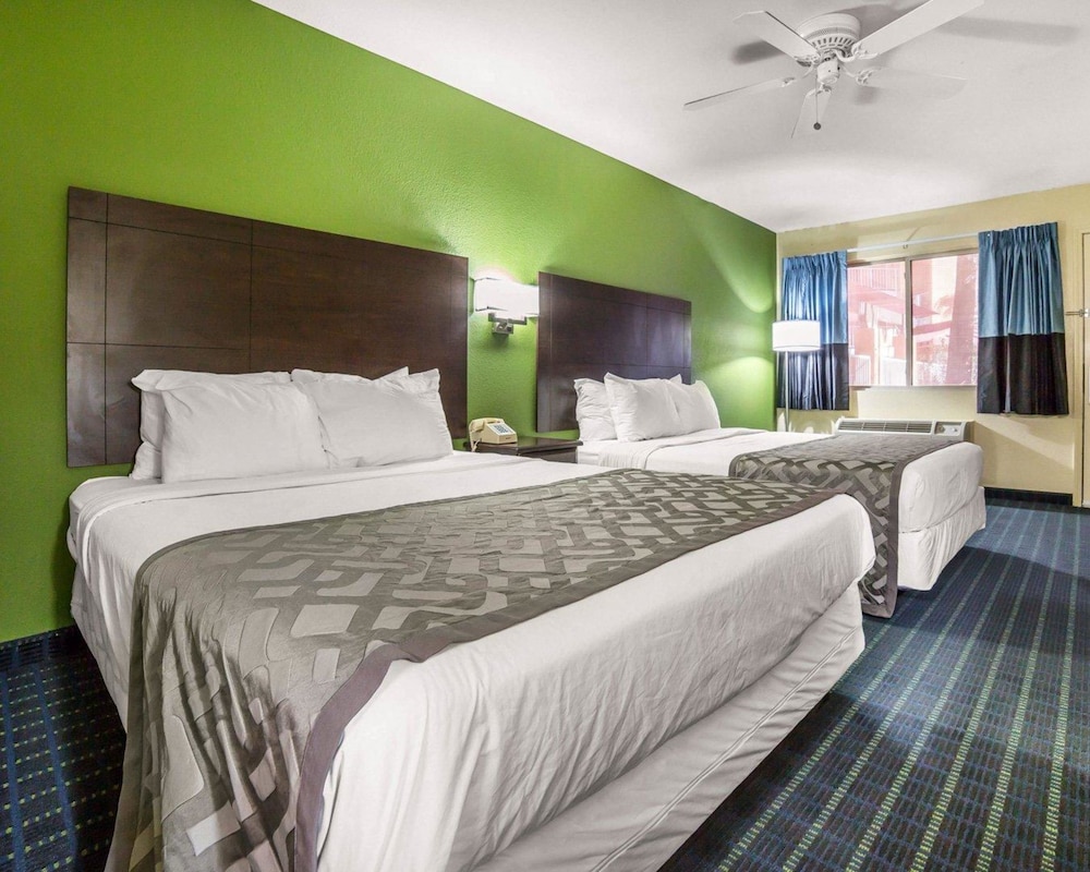 Standard Room, 2 Queen Beds, Non Smoking, Pool View photo 1