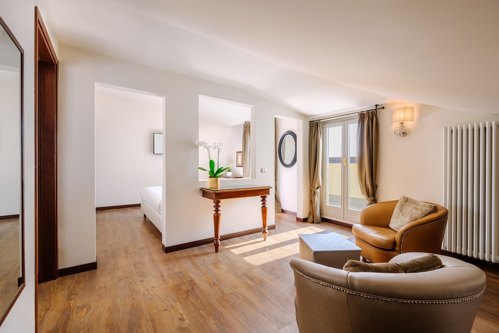 Executive Junior Suite, balcony, Lake View